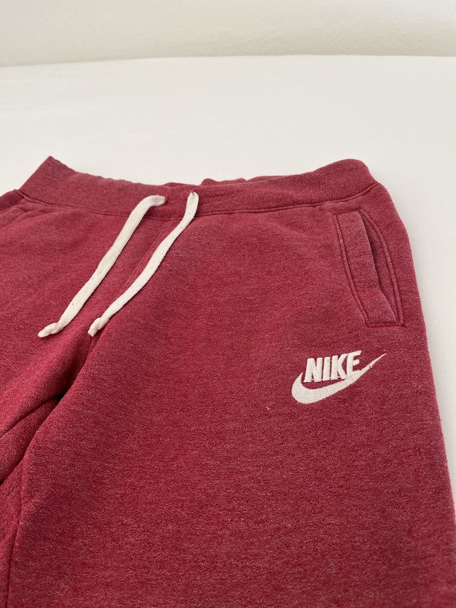 Nike Pantaloni: NIKE Jogginghose Gr. M rot Herren – Usato da Zug venduto da Nickwalks999