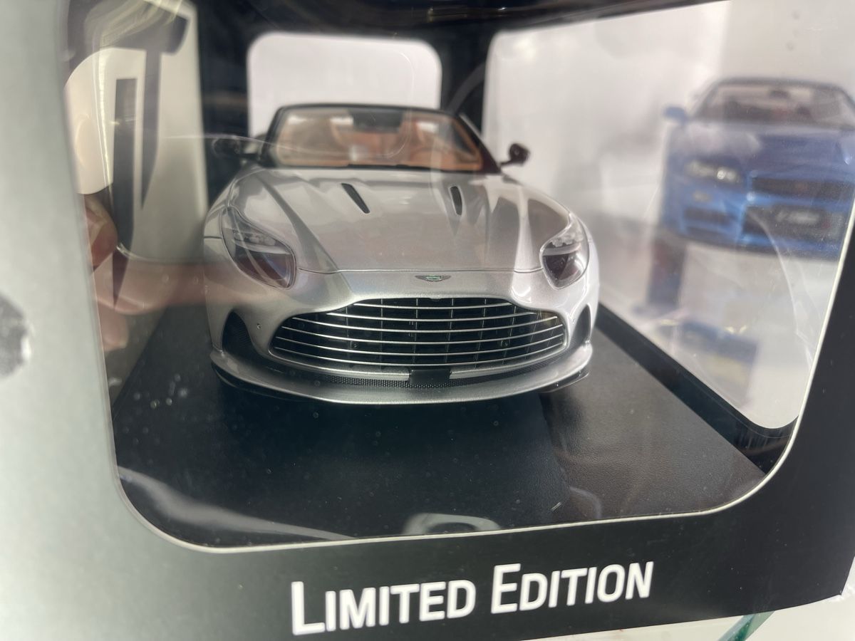GT Spirit Aston Martin DB12 Volante Silver 2023 à l'échelle 1:18