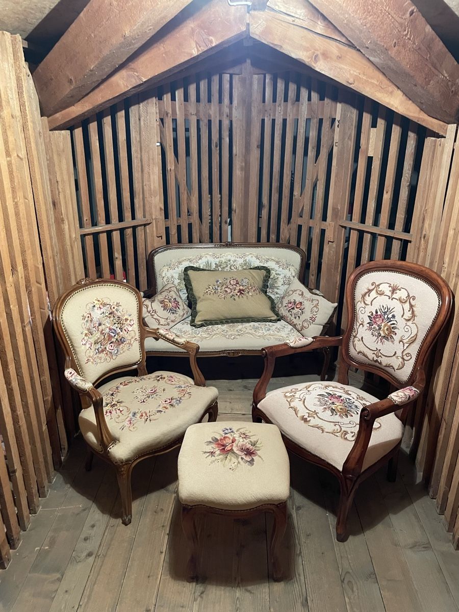 Sofas: Möbel-Set mit Stickerei: Sofa, 2 Sessel, Hocker – Gebraucht aus Zürich von Campi1000