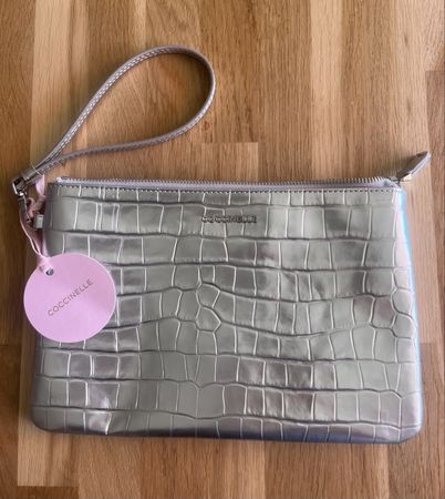 Pochette Coccinelle argentée et motif crocodile. Neuve