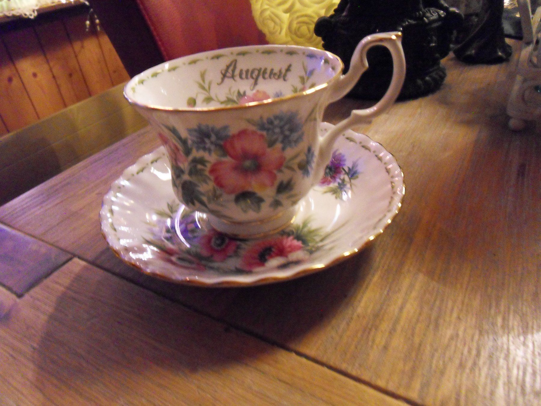 Royal Albert Tassen: Royal Albert Tasse August – Gebraucht aus Schongau von Eva-Katharina