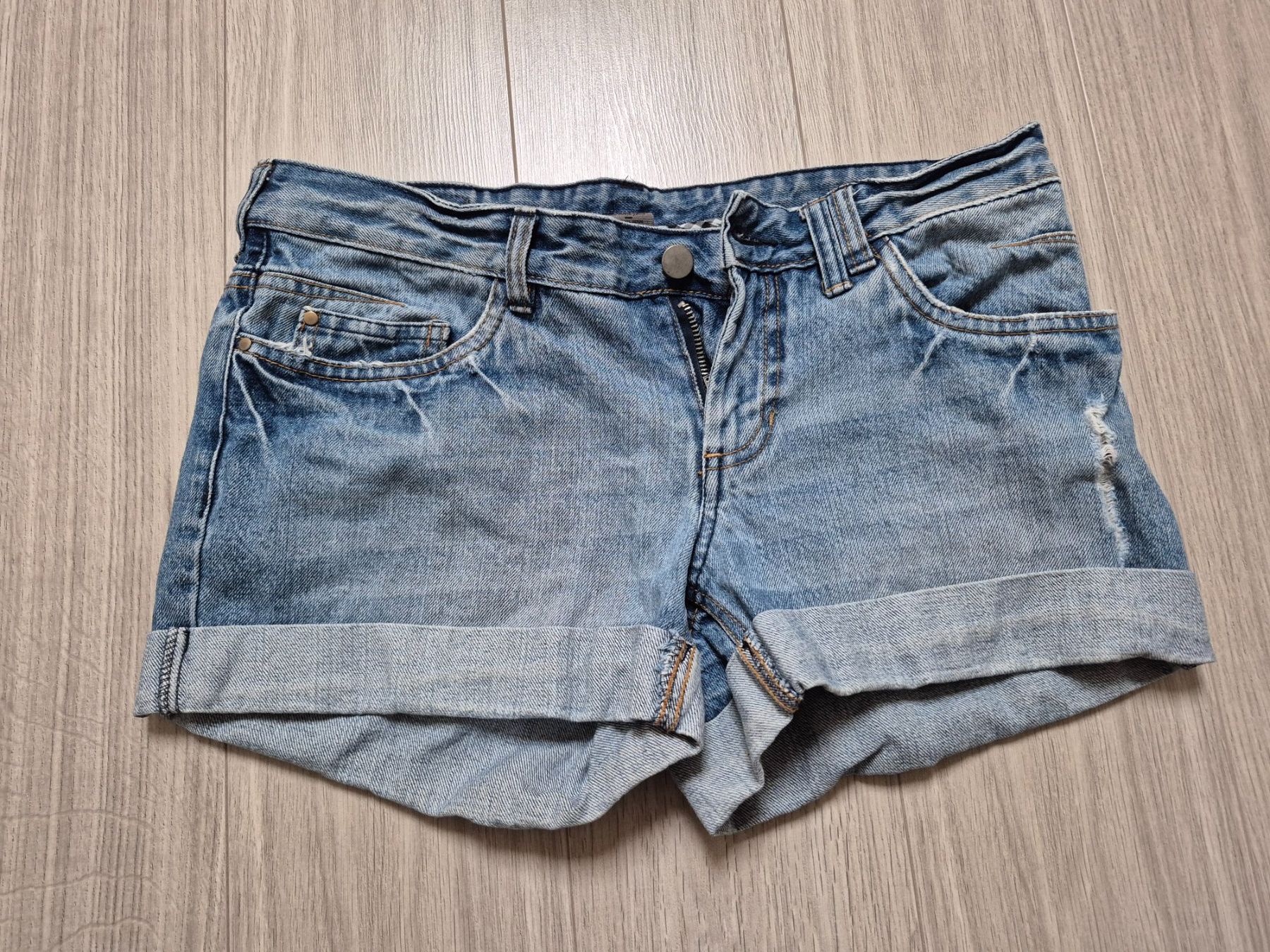 Vero Moda Jeans: Kurze Jeansshorts Vero Moda - W28 – Gebraucht aus Oberdorf NW von Raf.