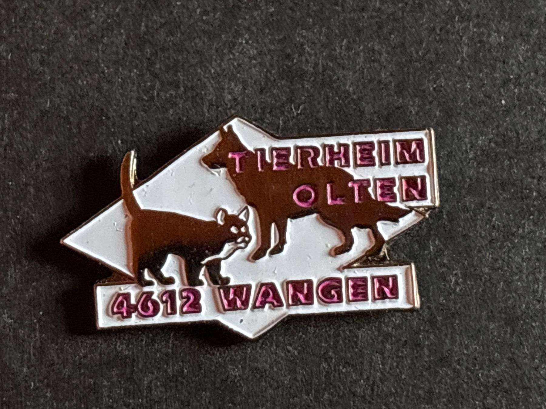 Plaquettes & Badges: Pins Tierheim Olten – D'occasion à Lützelflüh-Goldbach par NicoleL.