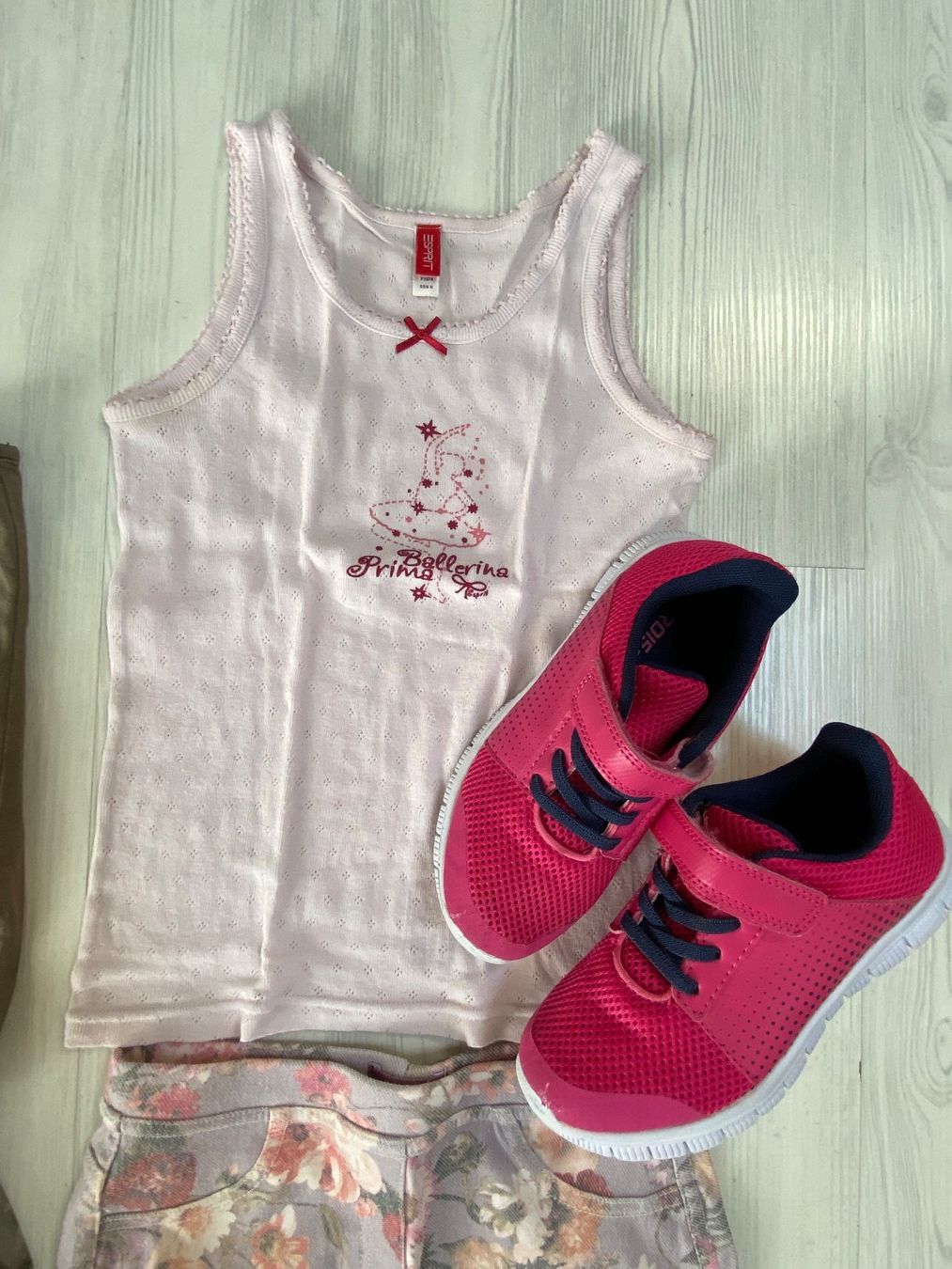 Lotti & Set di vestiti: Mädchenset Gr. 128 / Turnschuhe Gr. 32 – Usato da Estavayer-le-Lac venduto da Mimmy02 6