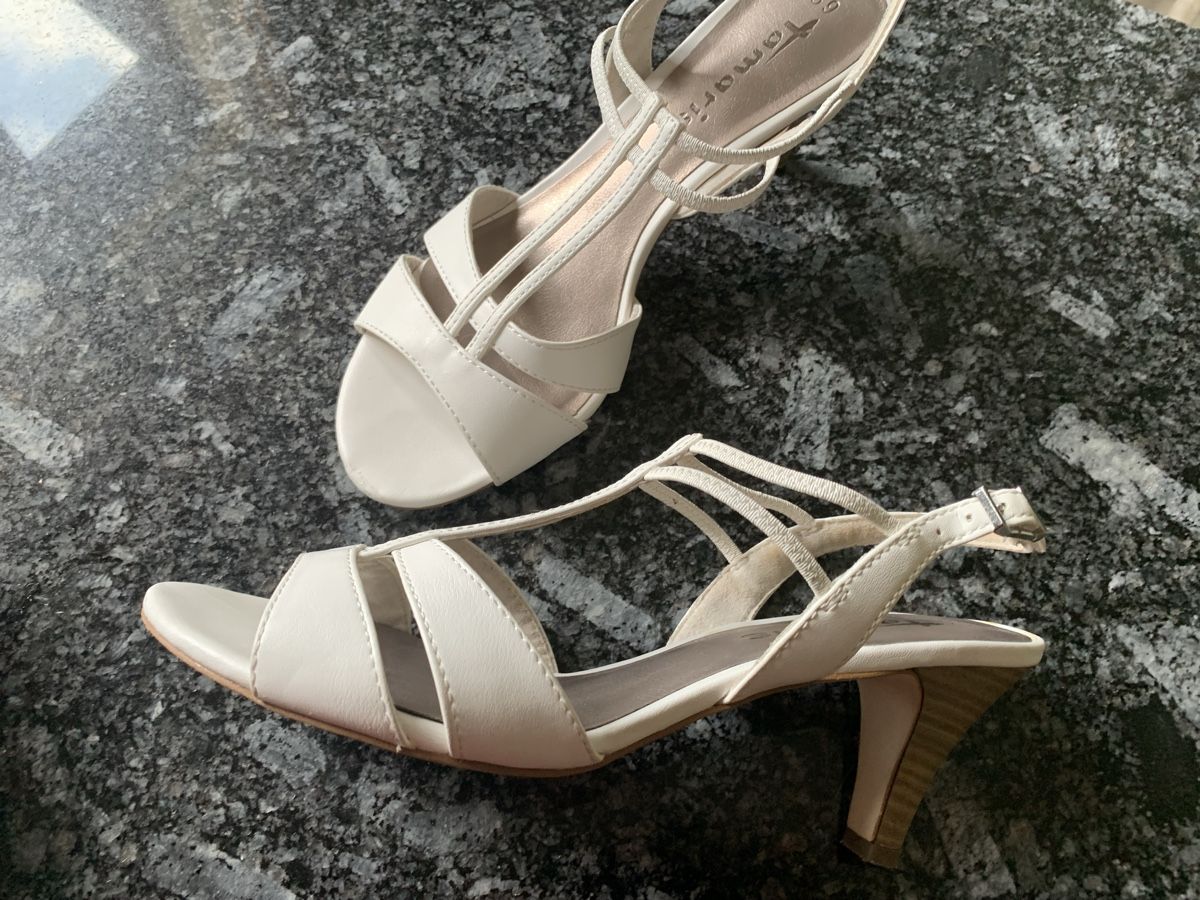 Scarpe da donna: Weisse Tamaris Sandalen Grösse 39  – Usato da Aathal-Seegräben venduto da Squiki 2