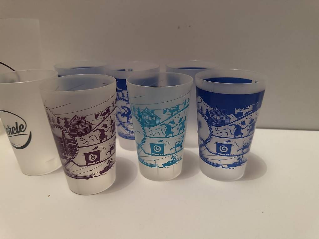 Gläser: Lot de 17 verres en plastique  – Gebraucht aus Les Acacias von DeborahK03 1