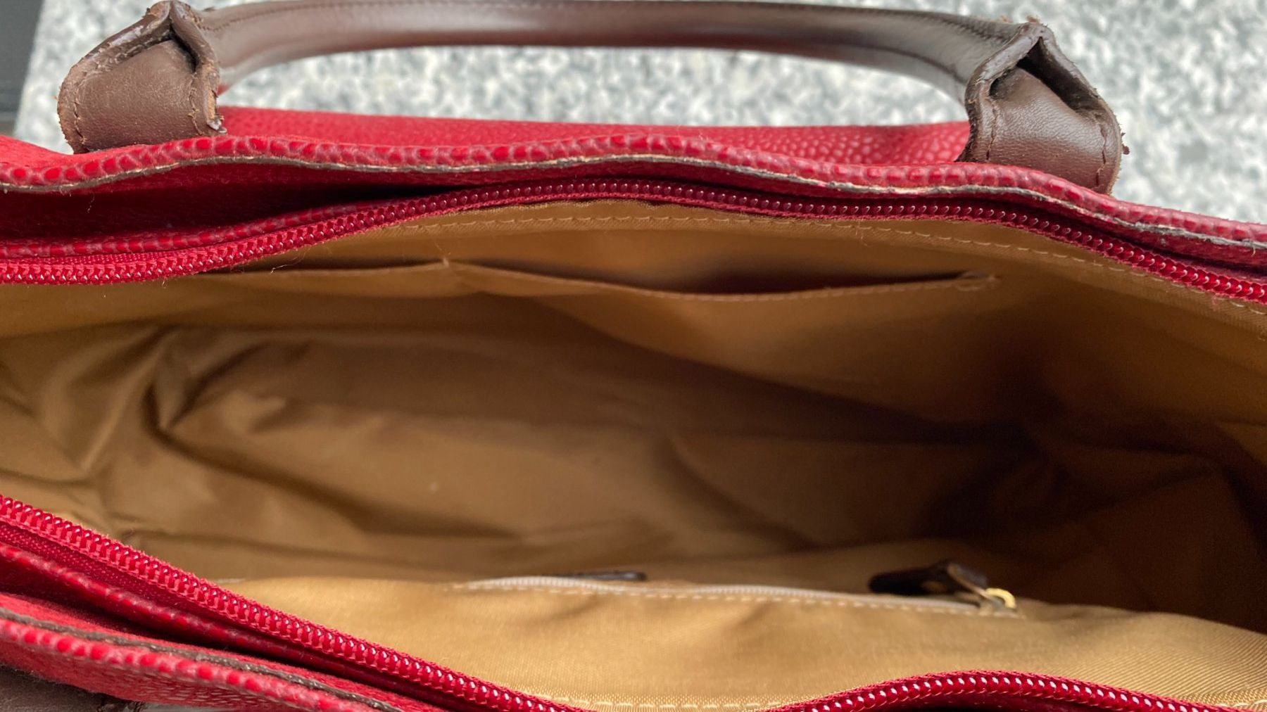Brics Borse da donna: Tasche BRICS Leder rot Handtasche BRICS – Usato da Hünenberg venduto da Ecila 6