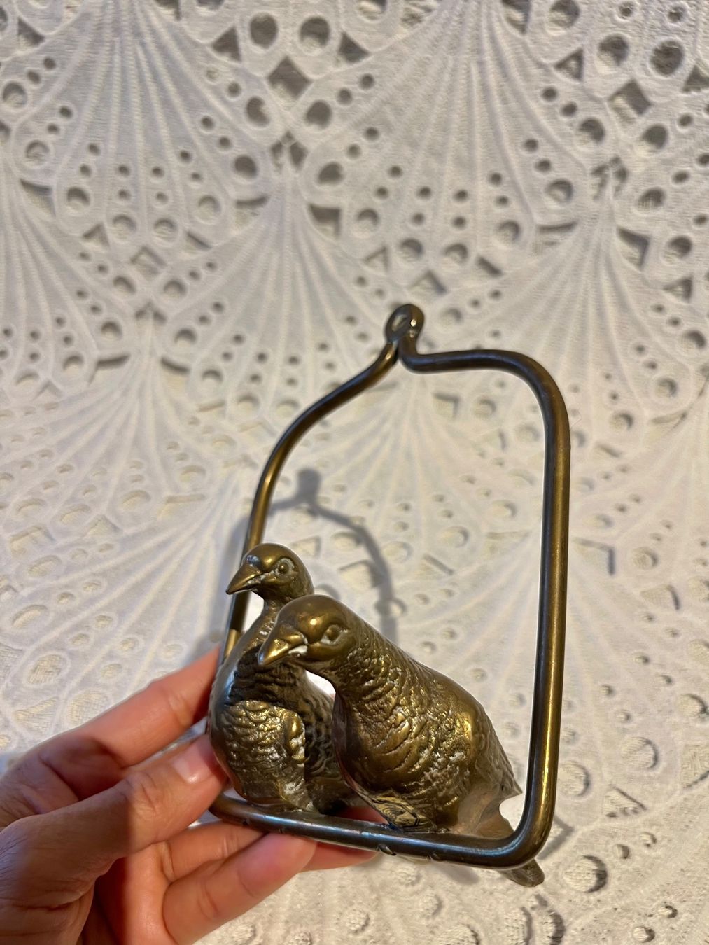 Statuette: Zwei Messing Vögel sitzen auf einer Schaukel – Usato da Frenkendorf venduto da Only1 1