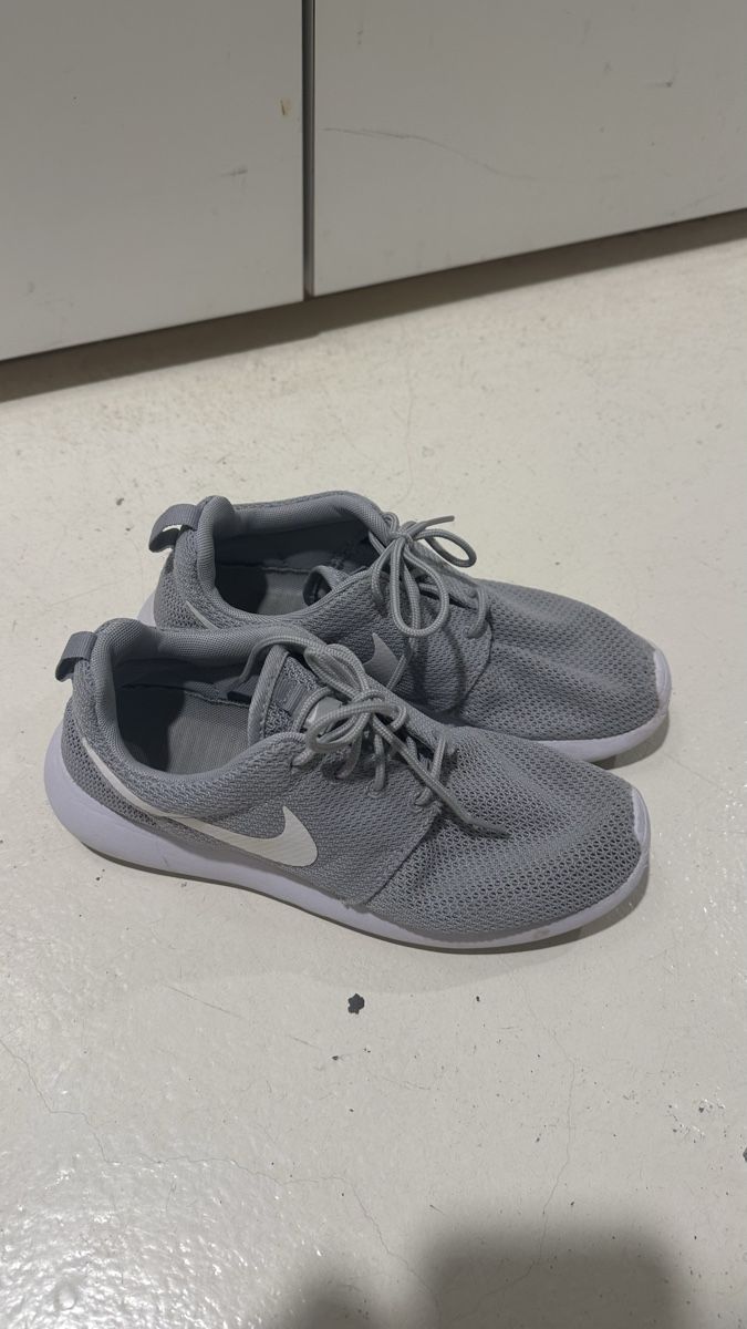 Nike Chaussures femmes: Nike Roshe Run grey size 39 good condition – D'occasion à Greifensee par ameliesch 1