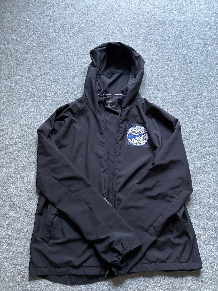 Nike Jacken: Nike black running jacket size M – Gebraucht aus Basel von gvi_6txz 1