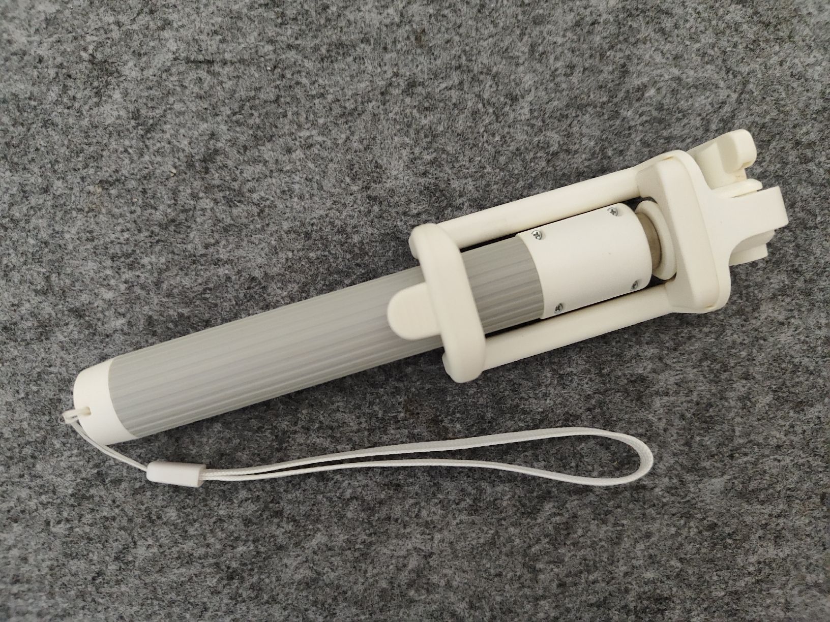 Staffe: Xiaomi Selfie Stick Tripod Bluetooth white -  – Difettoso da Mülligen venduto da vagos85 2
