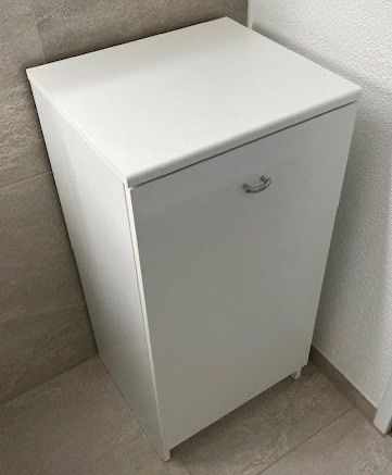 Mobili per bagno: Bläuer Wäschekorbmöbel 40x36x80,5 cm – Usato da Aarau venduto da Obdulia