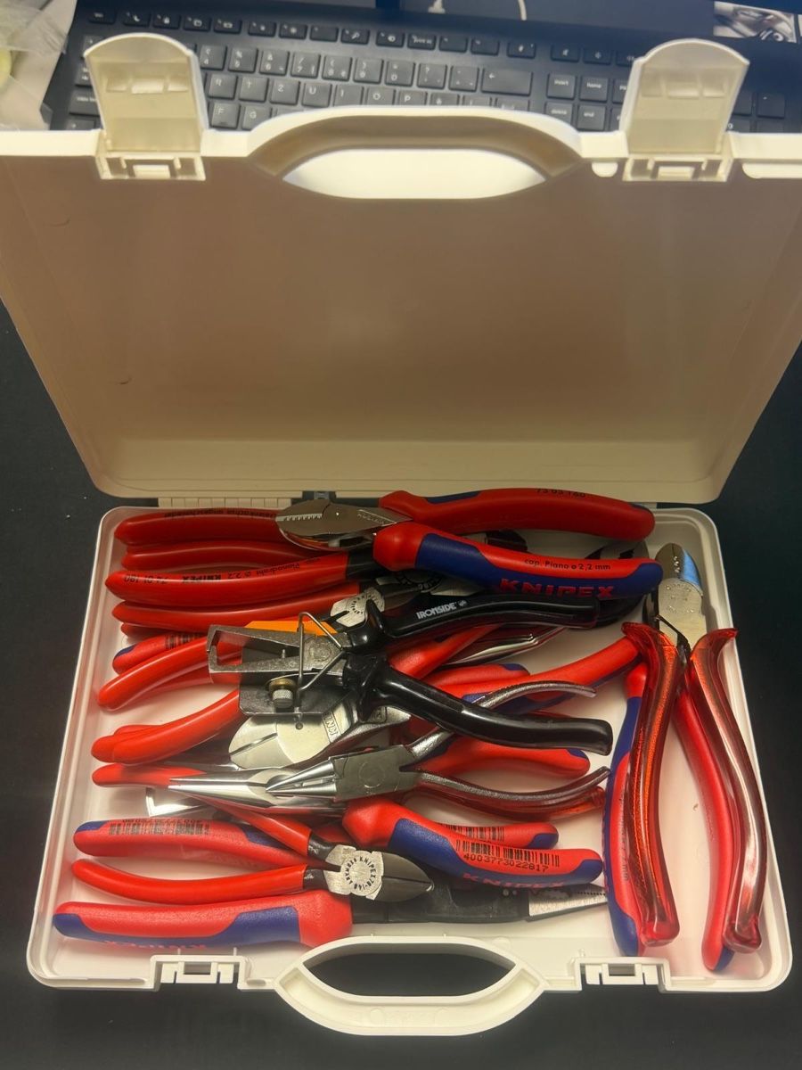 Knipex Tutti gli attrezzi: Knipex Pliers Collection - Full Set in Case, Excellent! – Nuovo (secondo la descrizione) da Zürich venduto da BONETI 1