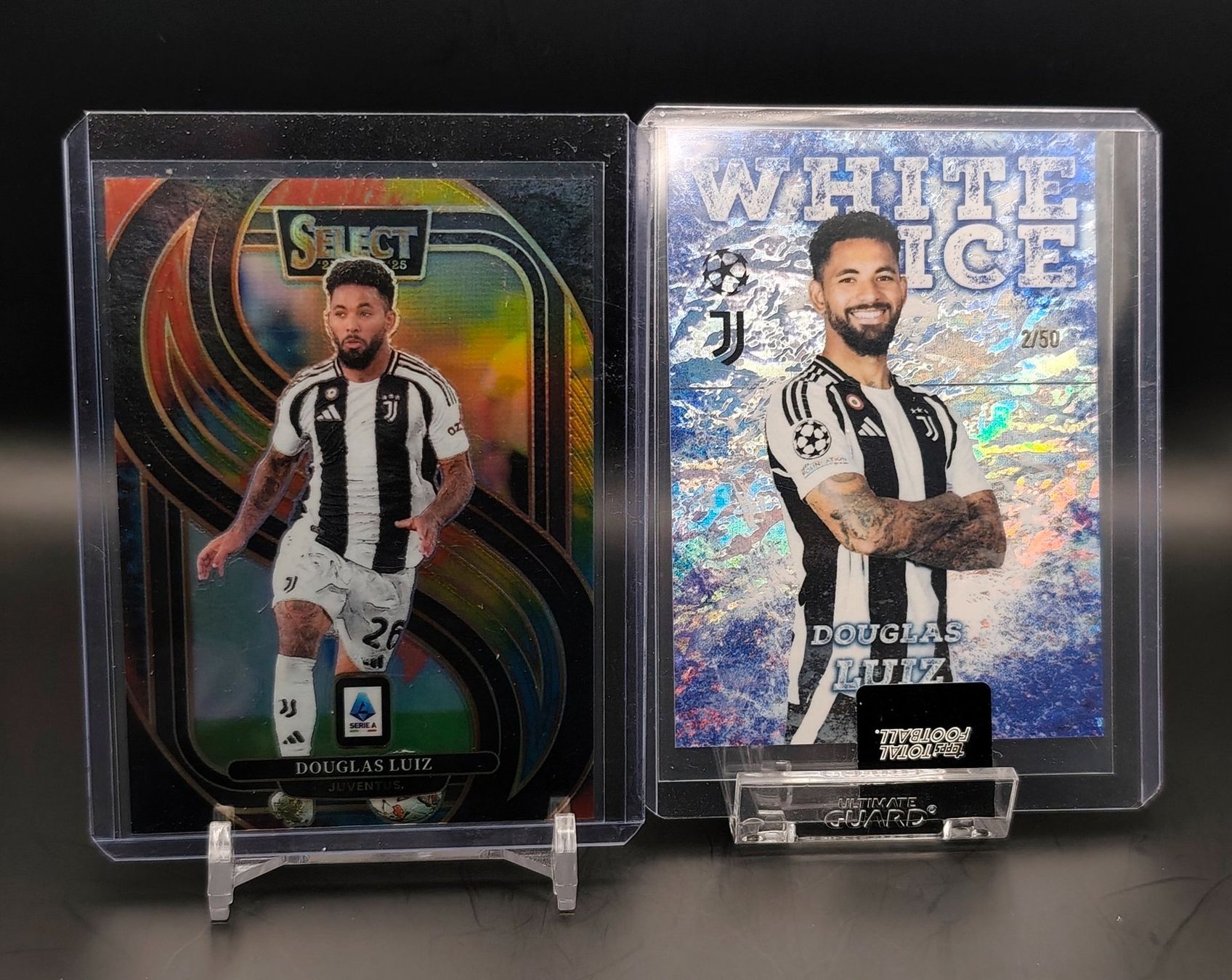 Topps Carte collezionabili: Douglas Luiz - Panini Select /25 & Topps White Ice 2/50 – Usato da Ostermundigen venduto da DaCards