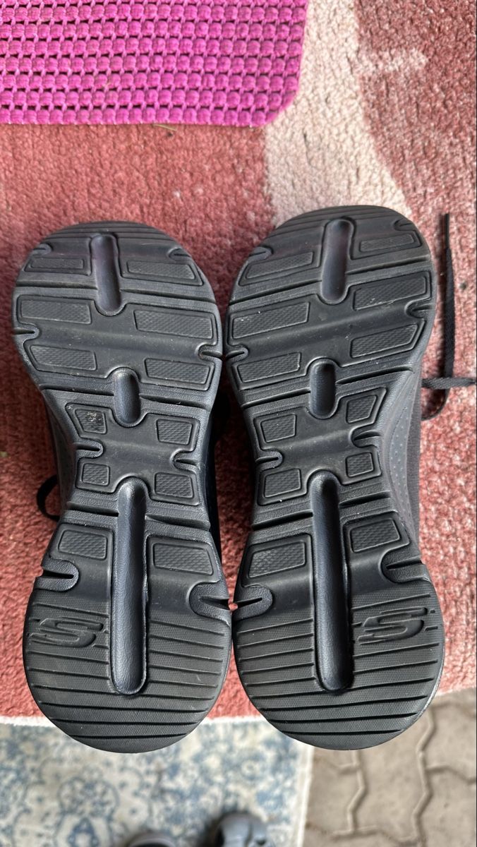 Skechers Scarpe da donna: Schwarze Skechers Sneakers Grösse 37 – Usato da Zürich venduto da Rammis 2