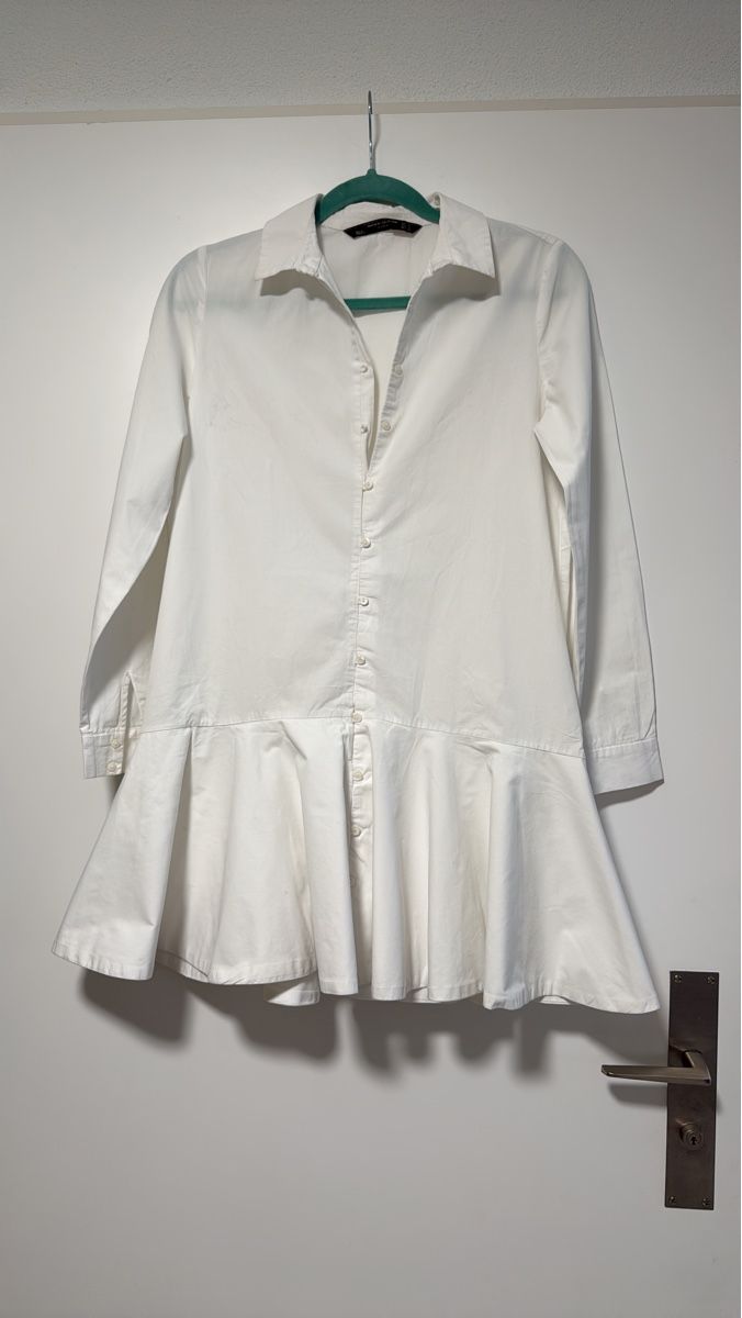 Zara Vestiti: White Ruffle Blouse - Stylish Spring Wardrobe Staple! – Usato da Effretikon venduto da lio_gjr8