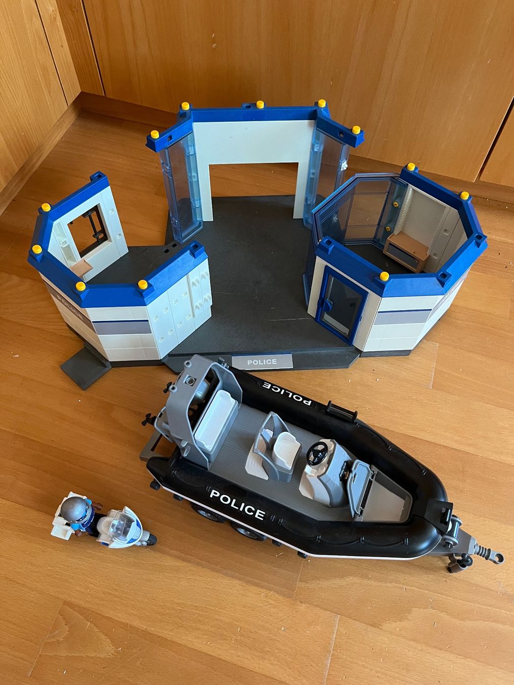 Playmobil Spielzeuge: Playmobil Polizei Boot mit Anhänger,  Station, Töff – Gebraucht aus Goldach von SSRConzept