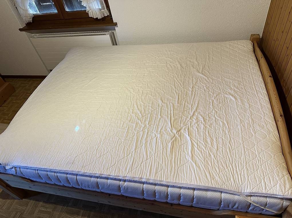 Letti: Holzbett 160x200 mit Matratze – Usato da Urswil venduto da Mari-Jane 1