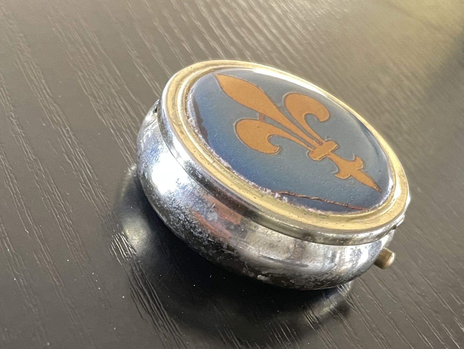 Recipients et similaires: Fleur de Lys Blechdose Dose Behälter Pillendose Springdeckel – D'occasion à Oftringen par allesmeins 3