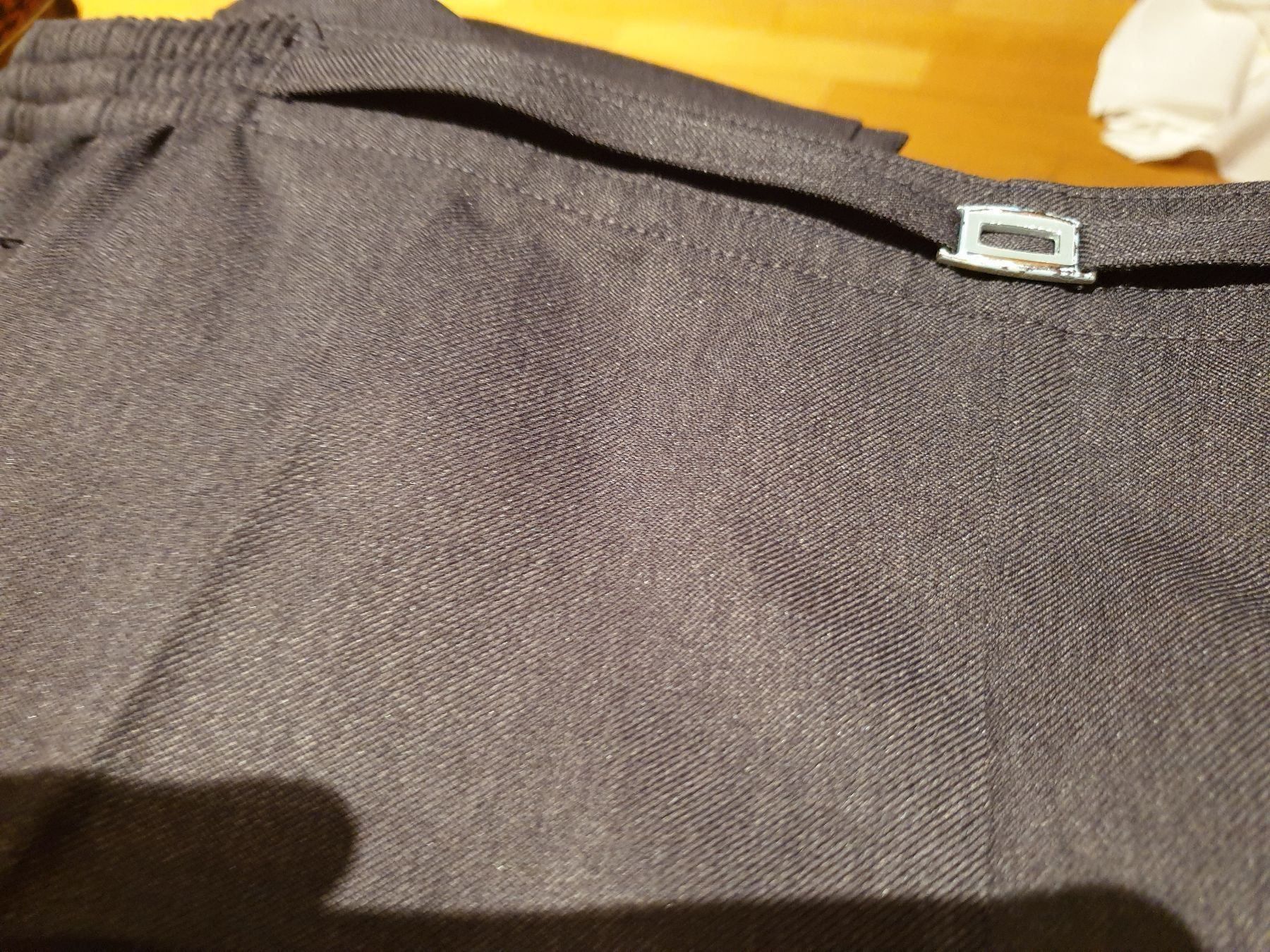 Pantaloni: Edle graue Hose mit weisser Bluse – Usato da Ferden venduto da jemyce 2