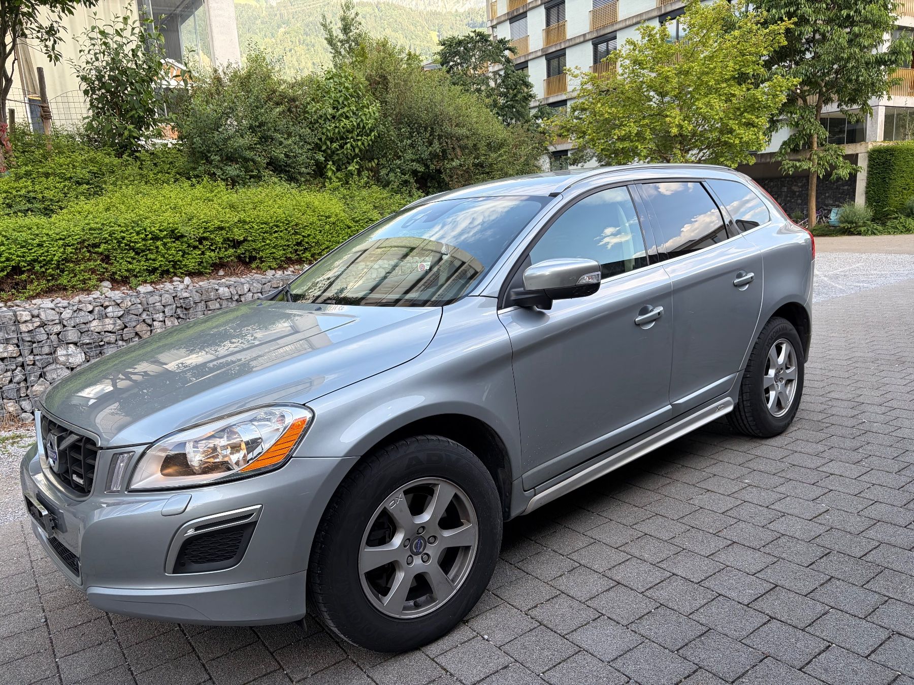 Volvo Automobili: Volvo XC60 R-Design AWD mit AHK Automat! – Usato da Näfels venduto da 8532_ 3