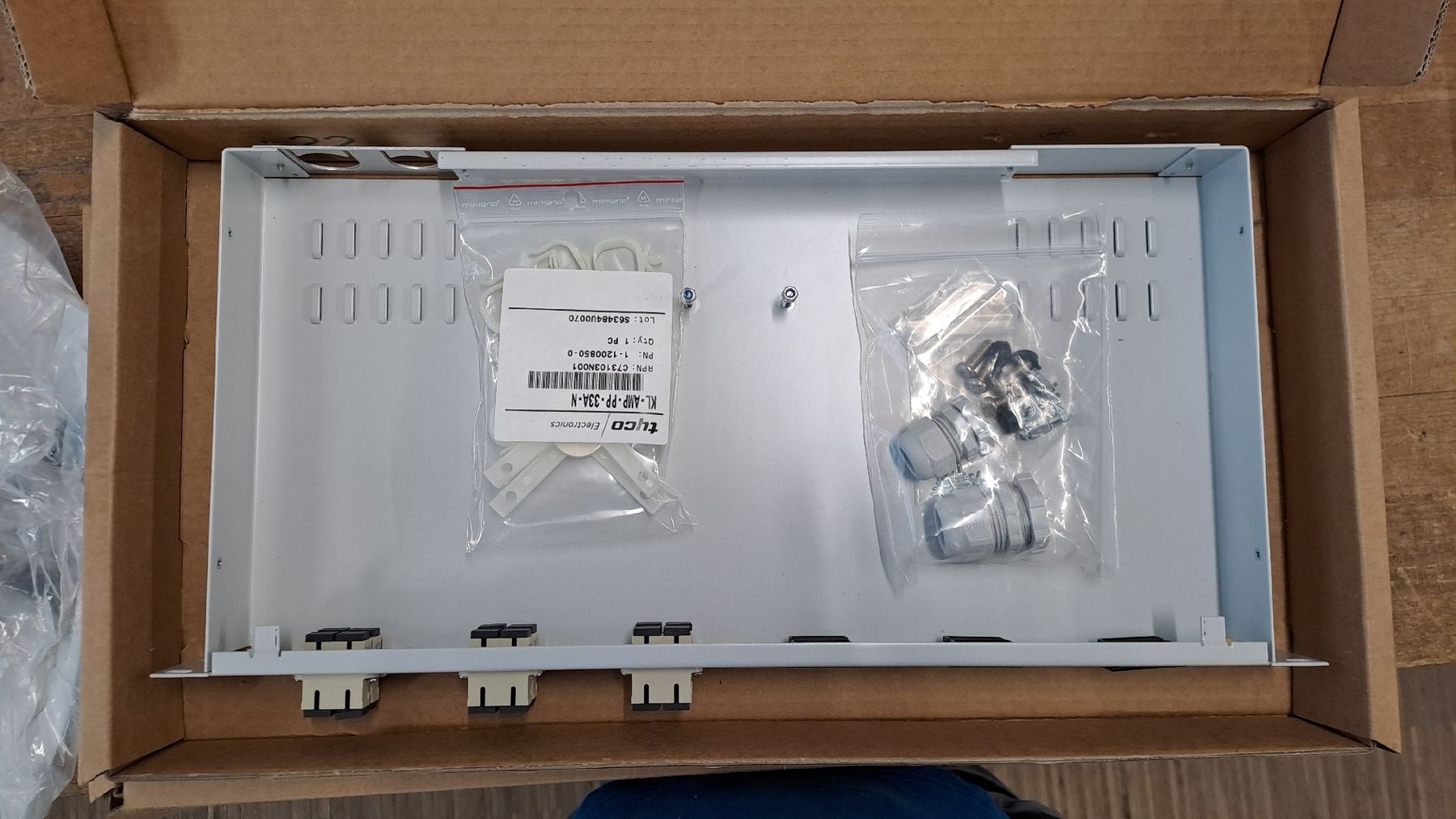 Server: Spleissbox Tyco 1HU AMP leer – Neu und originalverpackt aus Stachen von fab_5ynw 1