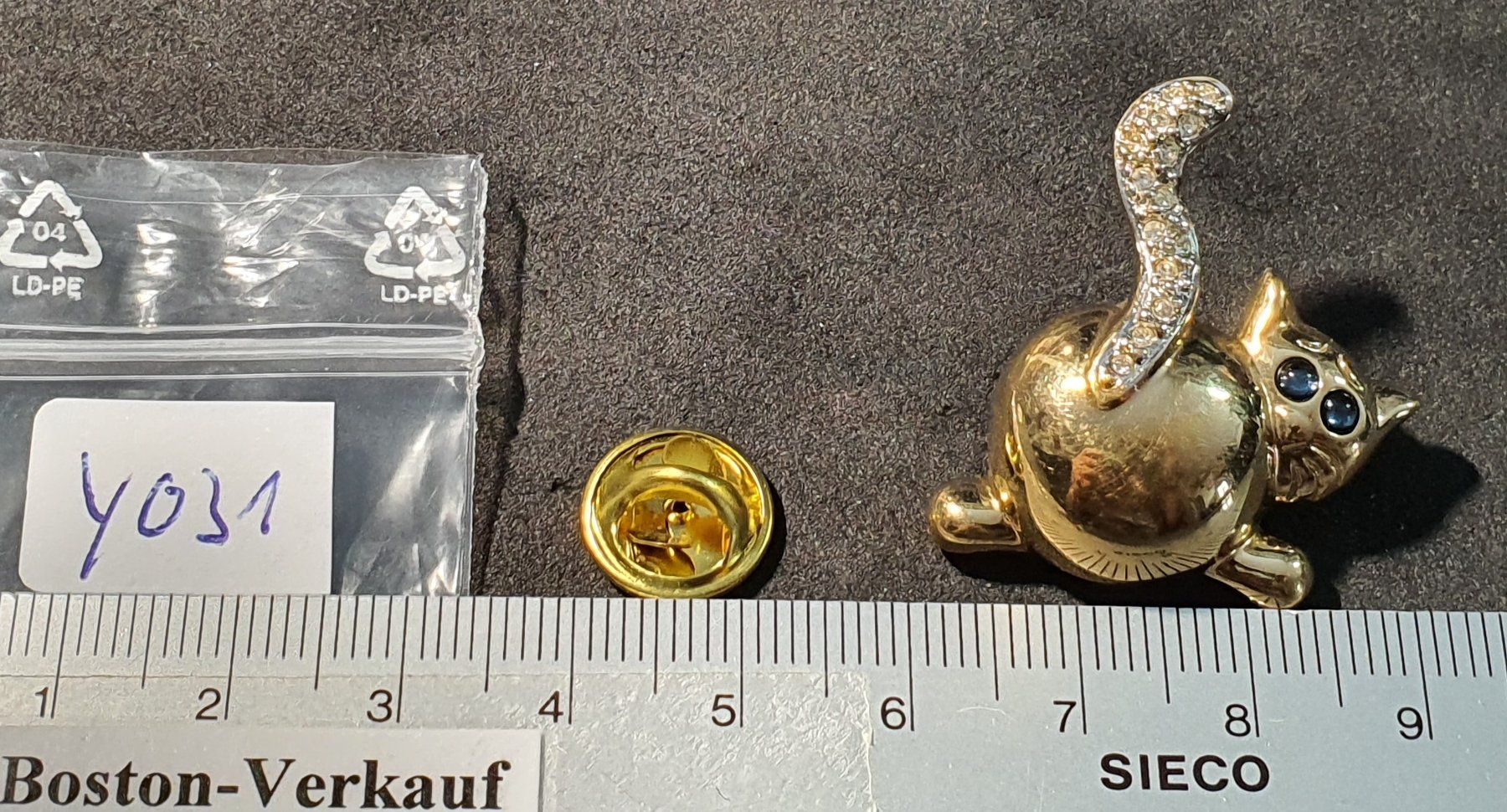 Placchette & Badge: Y031 - 3D Pin Cat Katze von hinten – Usato da Reinach BL venduto da Boston-Verkauf 3