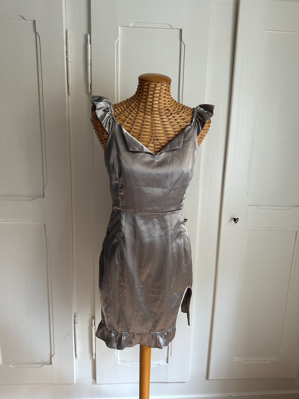 Robes: Satin Kleid silbern S – D'occasion à Zürich par Diazaio