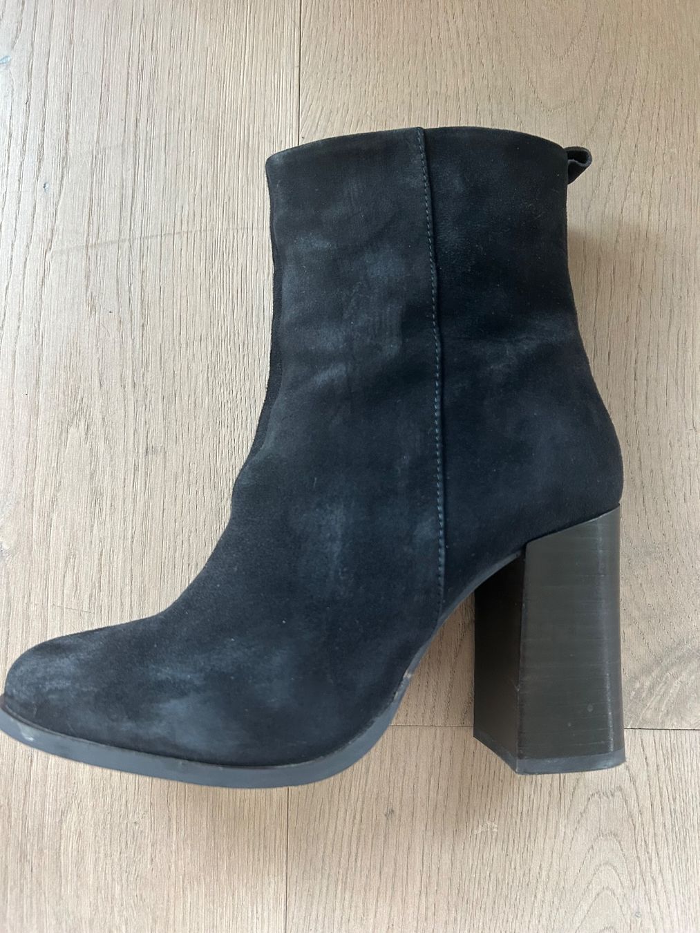 Scarpe da donna: Dunkelblaue Wildleder Stiefeletten mit Blockabsatz – Usato da Kilchberg ZH venduto da Anie.