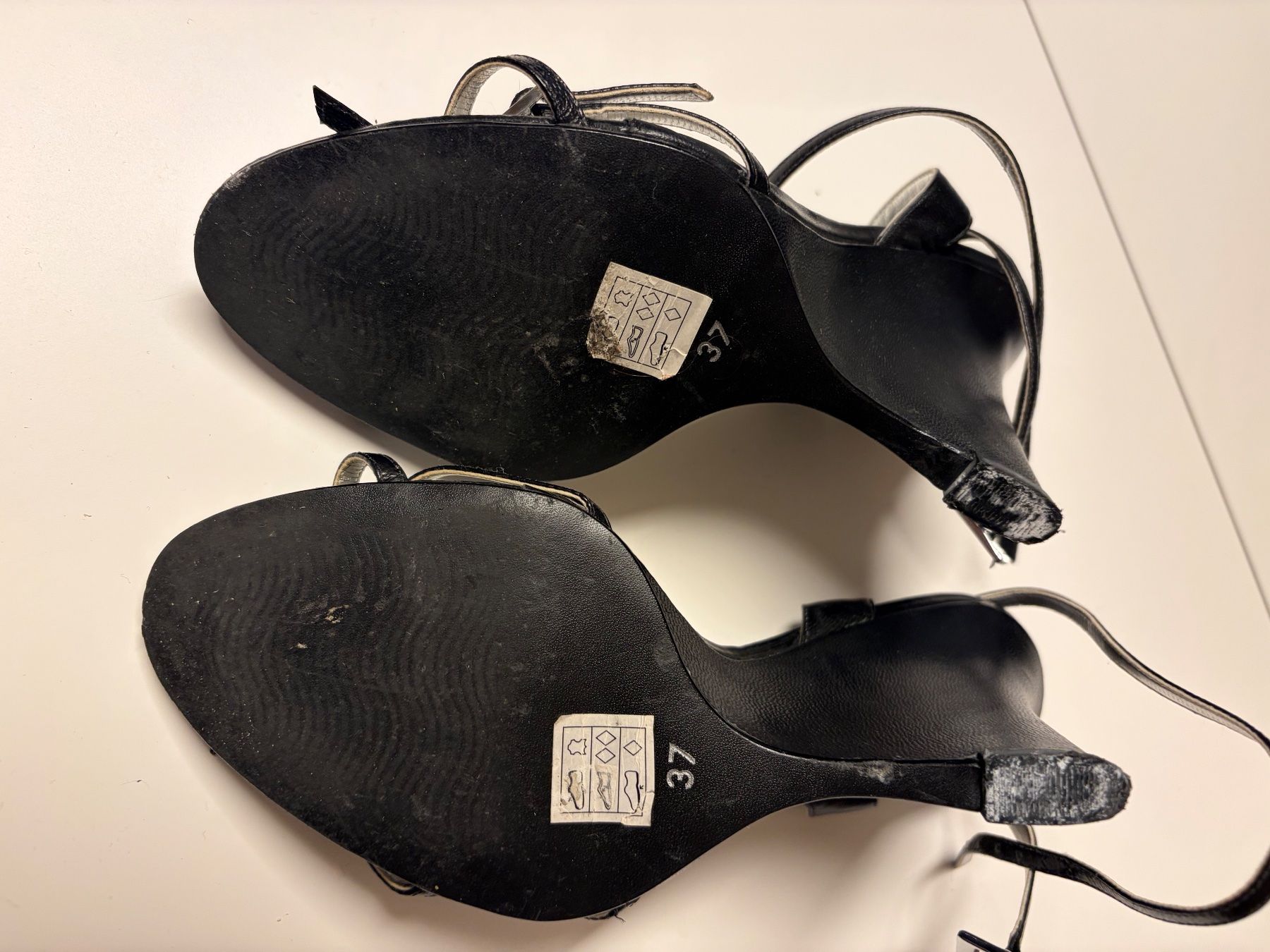 Chaussures femmes: Sandales noires taille 37 Agostini – D'occasion à Vallamand par rom_z7q6 2