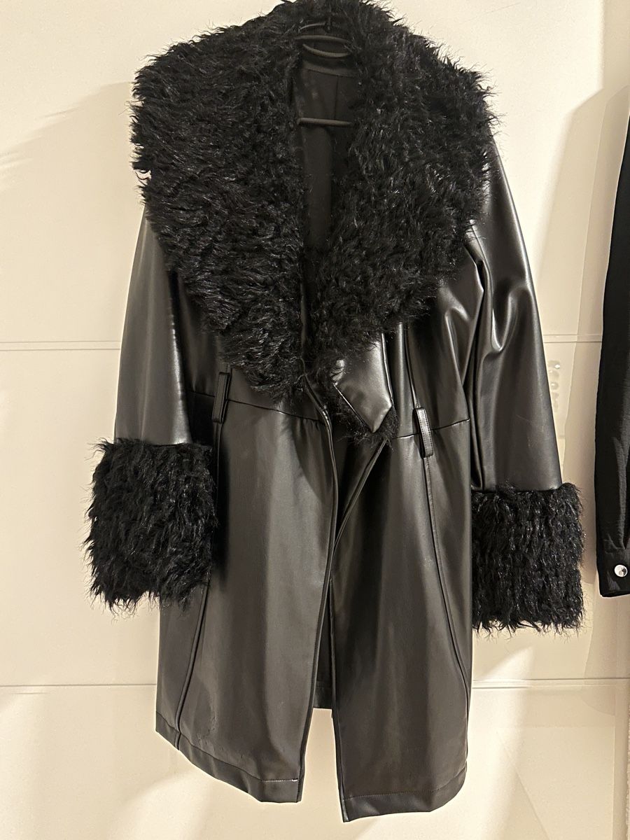 Guess Cappotti: Schwarzer  Guess Wintermantel mit Pelz und Leder. – Nuovo (secondo la descrizione) da Oberurnen venduto da nes_8xqt