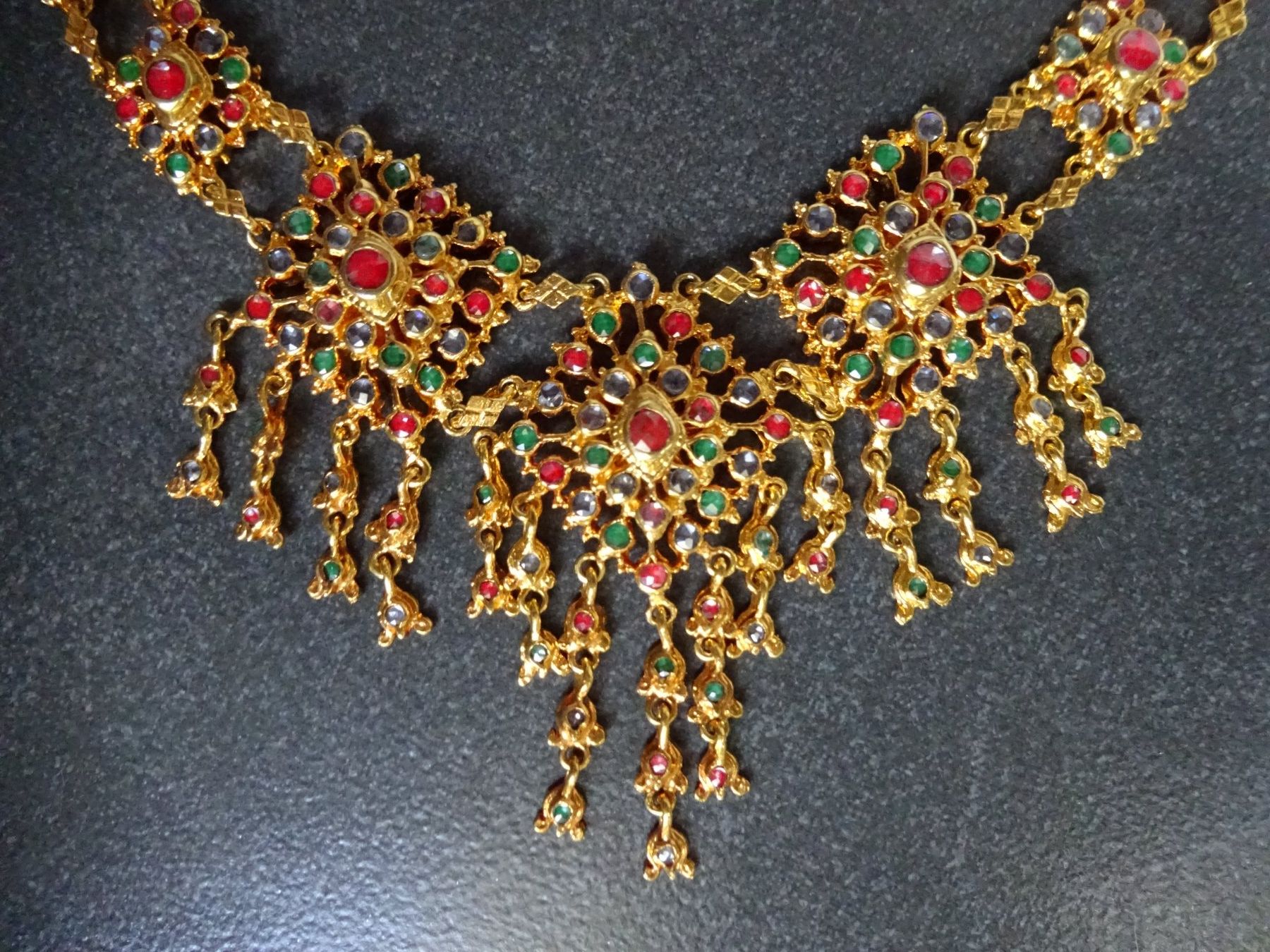 Catenine: Glitzer Collier / Kambotscha Tracht – Usato da Esslingen venduto da FetteSchnecke 2