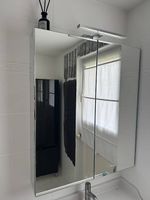 Schöner, neuwertiger Spiegelschrank mit Türen, 80x15x95 cm