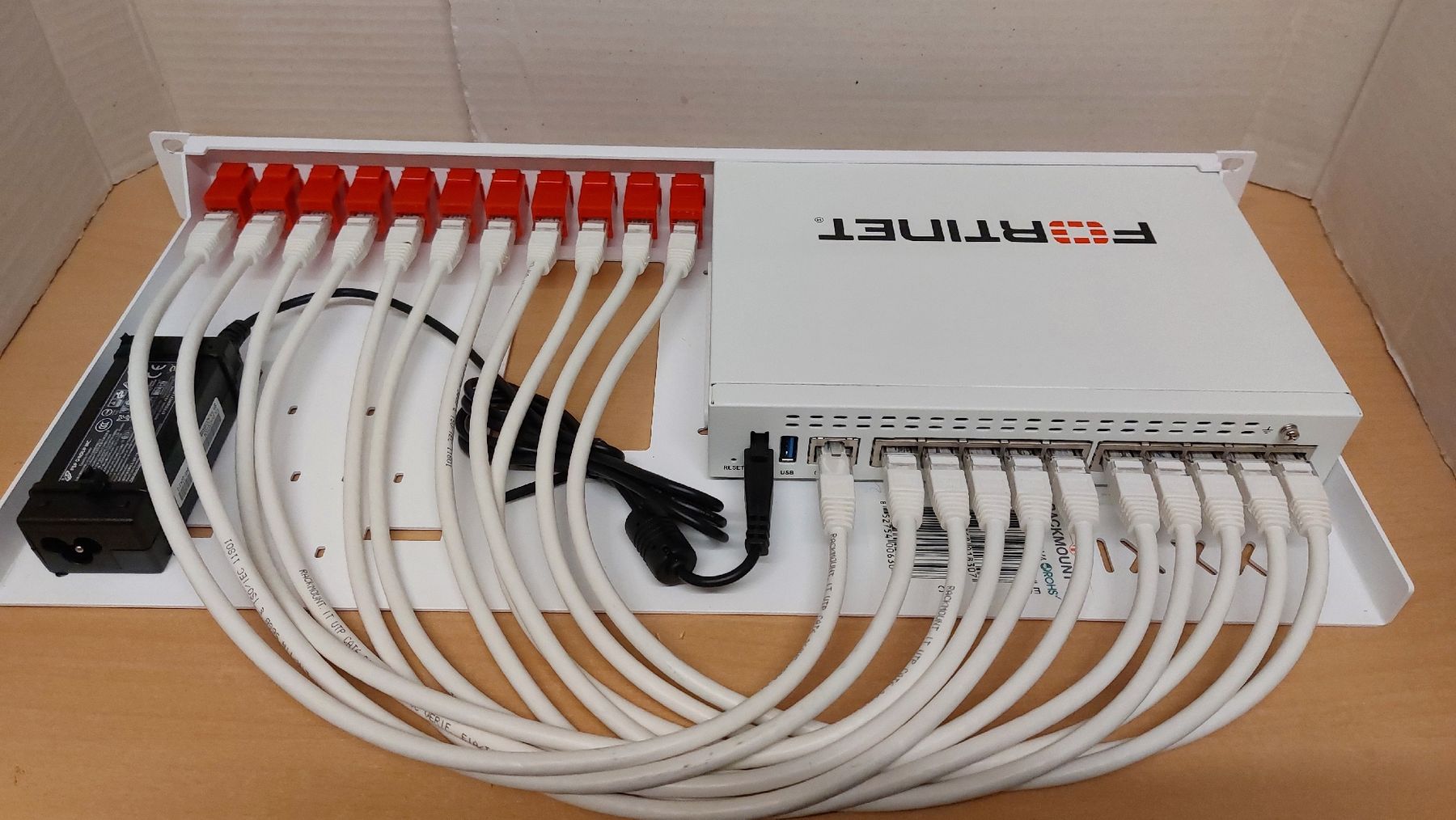 Fortinet Firewall: Fortinet Fortigate Firewall FG60 inkl. Rackmount Kit 19" – Usato da Hinteregg venduto da Amerizium 3