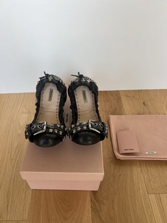 Ballerines Miu Miu cloutées, T38.