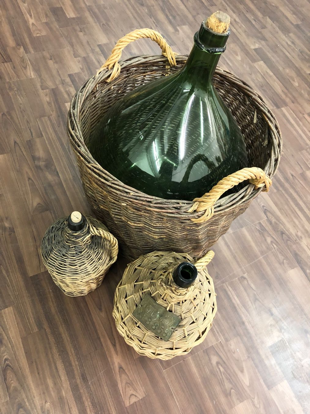 Tutte le decorazioni: Grosse Antike Flasche im Weidenkorb – Usato da Au ZH venduto da Daiga 2