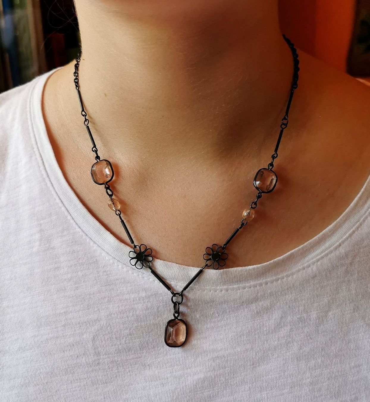 Catenine: Collier en laiton et pendentifs rosés – Usato da Veyrier venduto da Leilazizou 1