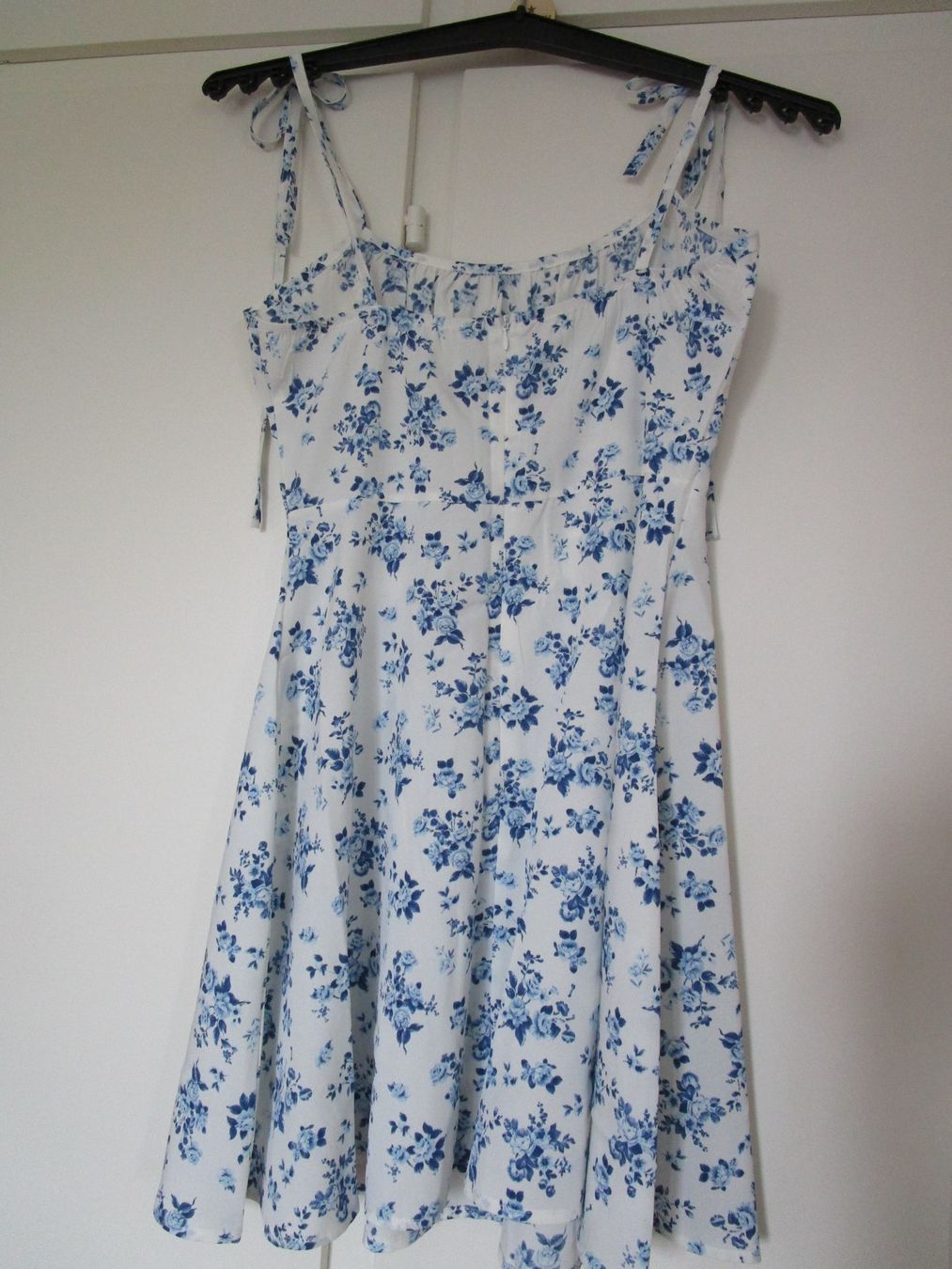 Robes: Sommerkleid weiss mit Blümchen – Neuf avec emballage d'origine à Langenthal par majarose 1