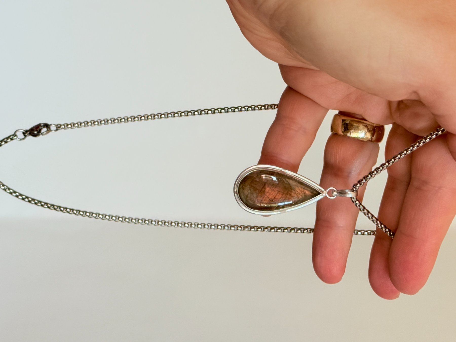 Catenine: Collier vintage avec pendentif pierre Labradorite – Nuovo e nell'imballaggio originale da Genève venduto da AWWA 7