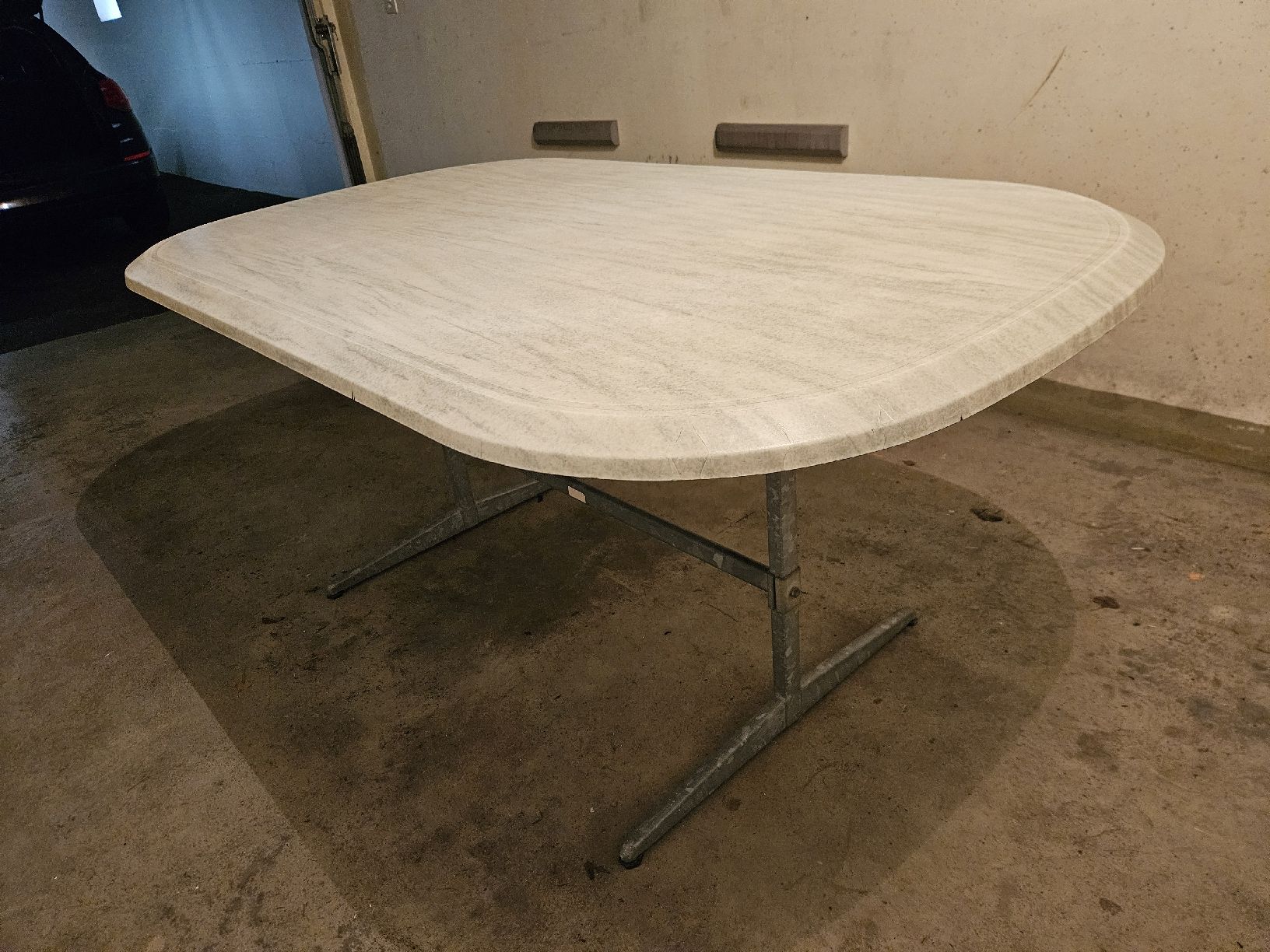 Set di tavolo e panche: Gartentisch oval klappbar mit Stühlen – Usato da Dagmersellen venduto da ChregiBume