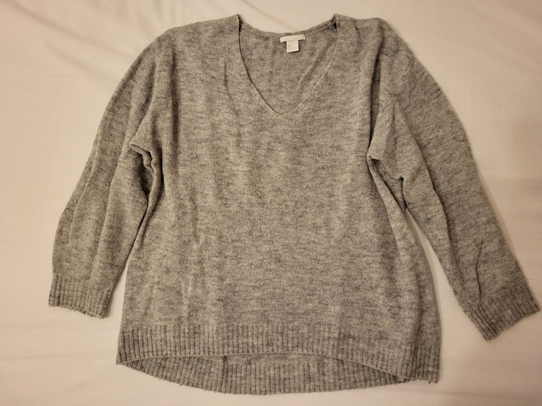 H&M Maglioni & Felpe: grauer V-Ausschnitt Winterpulli H&M S oversized – Usato da Steffisburg venduto da esneusdaheime
