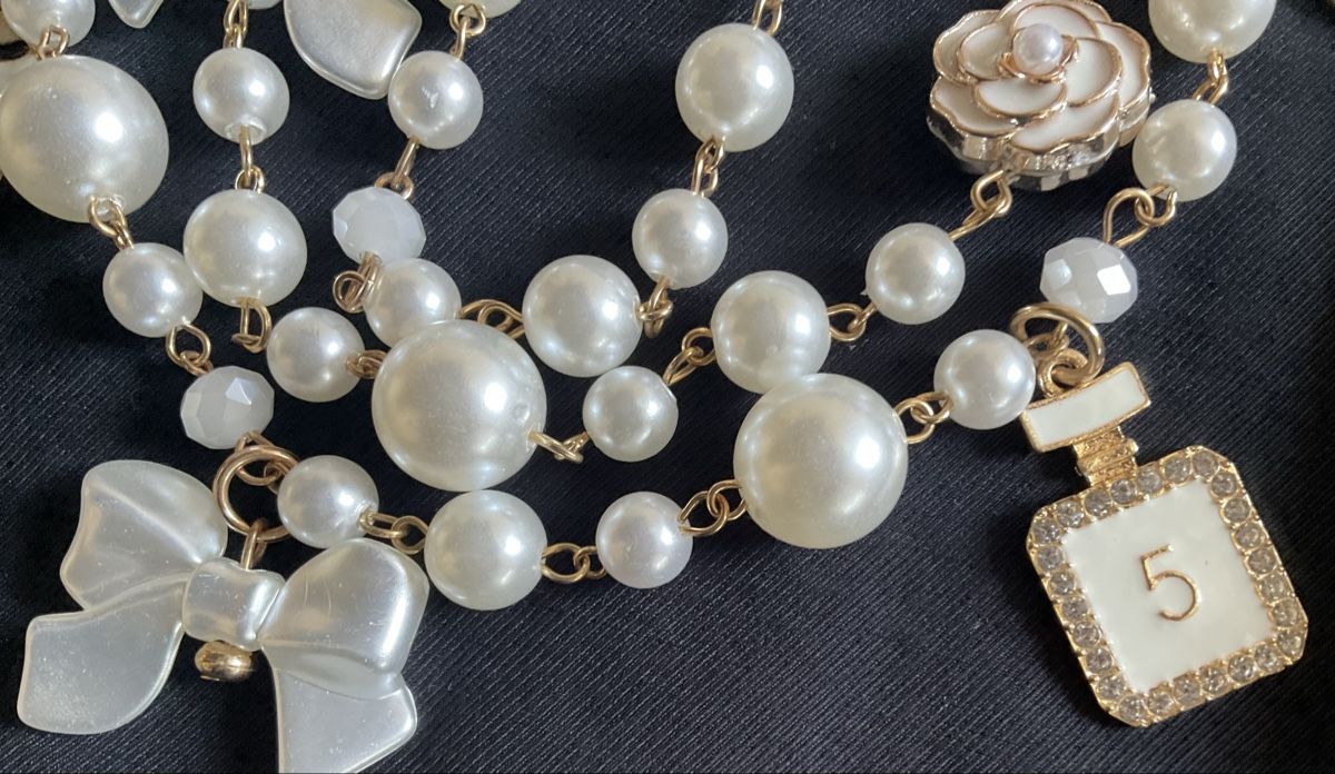 Catenine: Collier fantaisie perles multiples blanches et breloques – Nuovo (secondo la descrizione) da Corseaux venduto da Mililaforet75 5