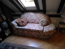 Sofa mit Blumenmuster mehrfarbig gebrauchter Zustand