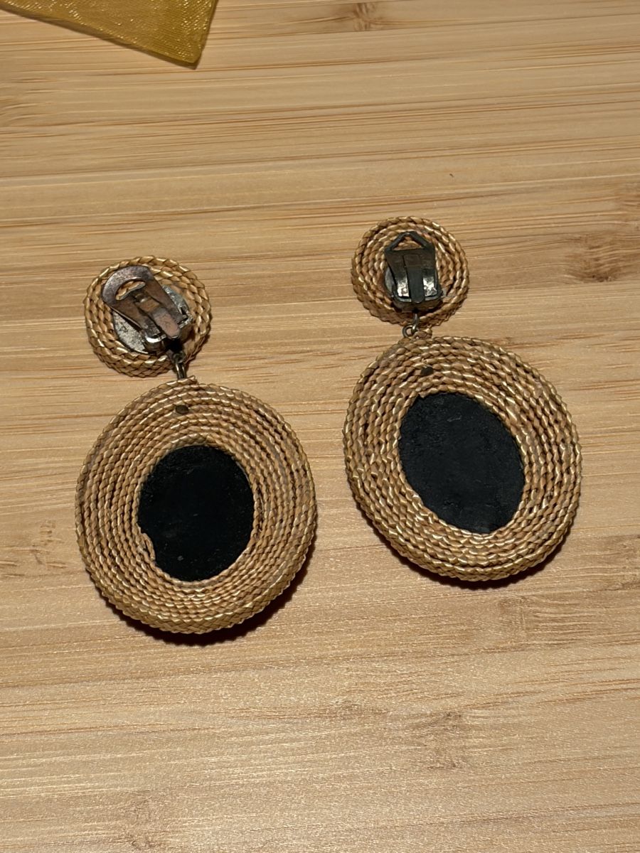 Orecchini pendenti & Orecchini a lobo: Earrings with cameo and pouch gold colored – Usato da Interlaken venduto da giorgiotraverso 1
