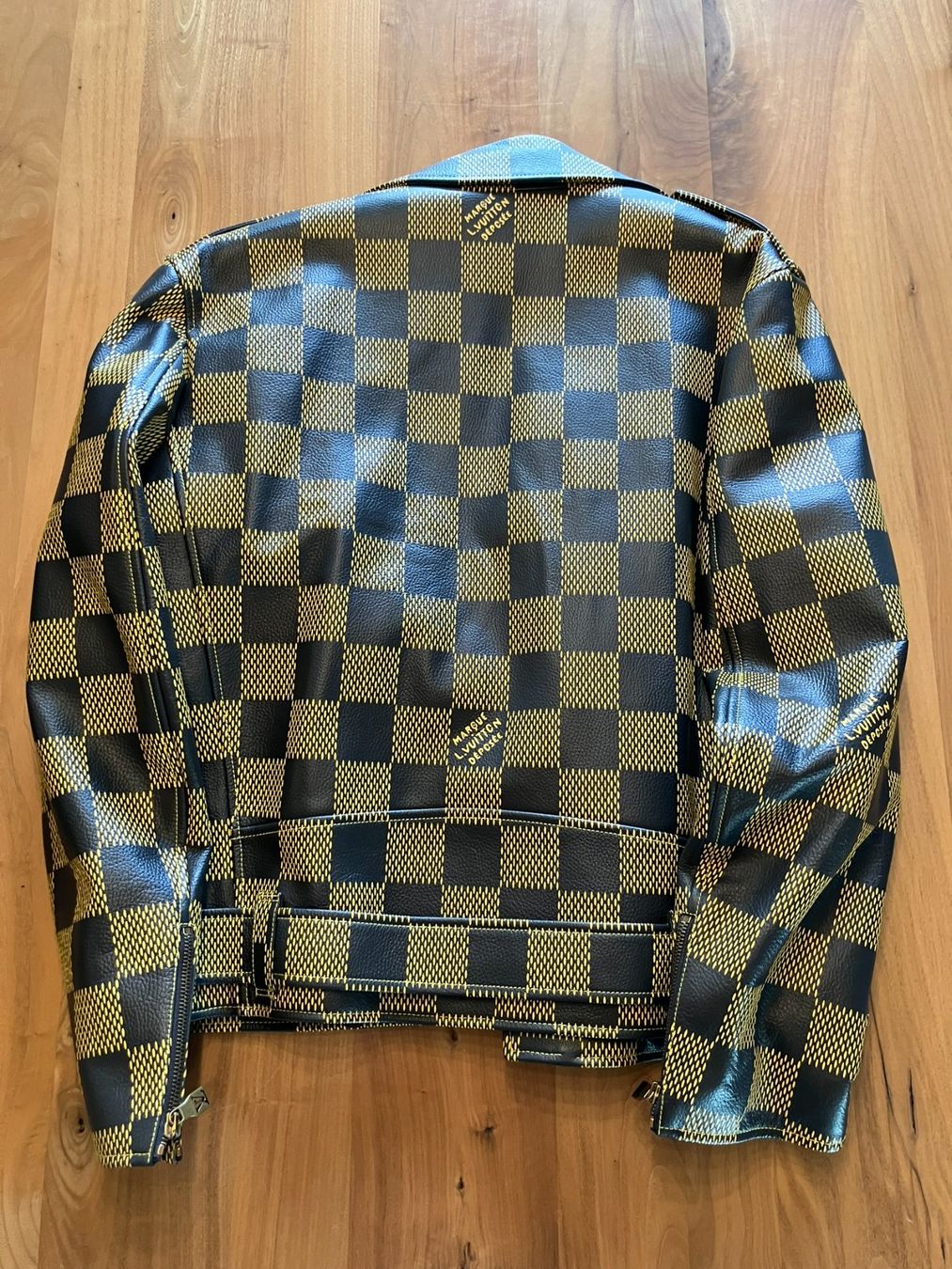 Louis Vuitton Giacche: Louis Vuitton Damier Pop Lederjacke – Nuovo e nell'imballaggio originale da Zäziwil venduto da Bewy1 1
