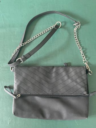 Verstellbare Handtasche schwarz mit Kettenriemen, neuwertig