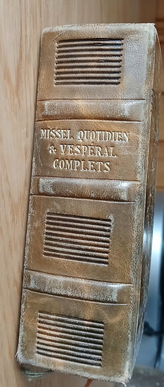 Libri: Missel Quotidien et Vespéral - Édition de 1939 – Usato da Les Sciernes-d'Albeuve venduto da mel_8wpv 4