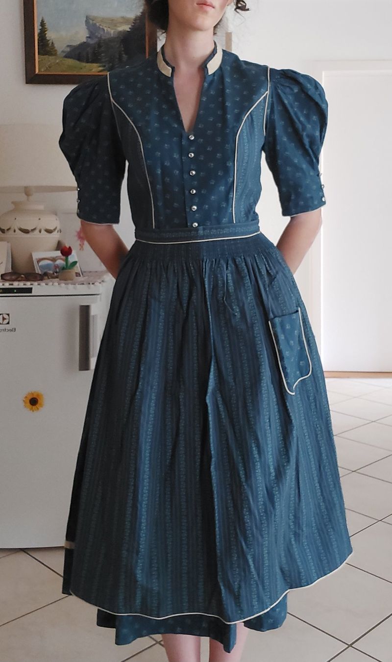 Kleider: Antike Trachtenkleid – Gebraucht aus Sion von aud_7pxl