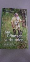 Wolf-Dieter Storl mit Pflanzen verbunden