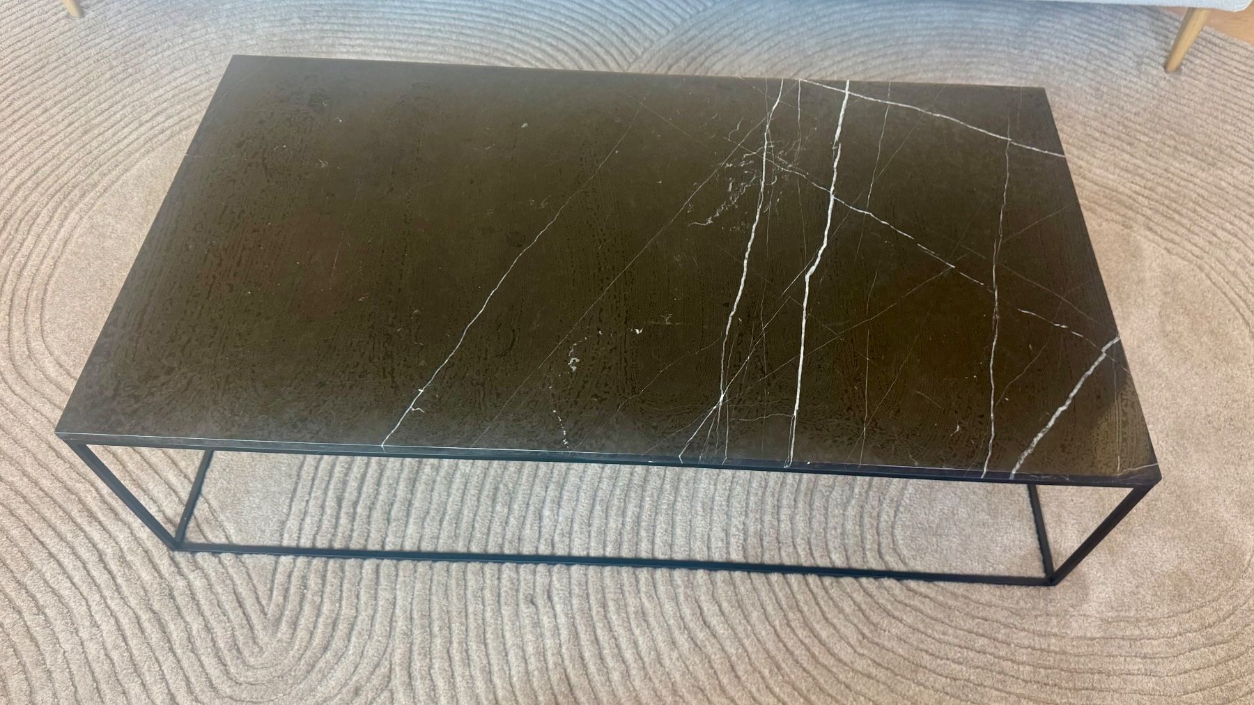 Tavoli: Marble rectangle/ Couchtisch aus schwarzem Marmor und Metall – Usato da Zürich venduto da Kaffimagi 1